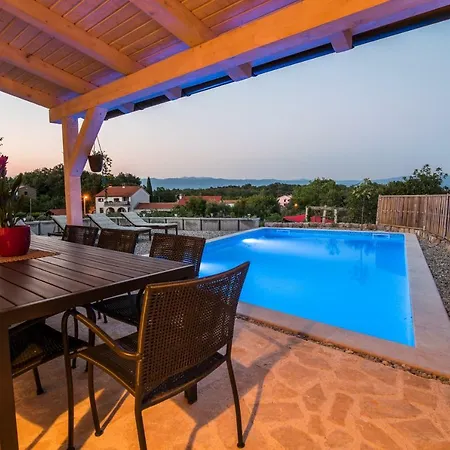 Antiqua Villa Risika